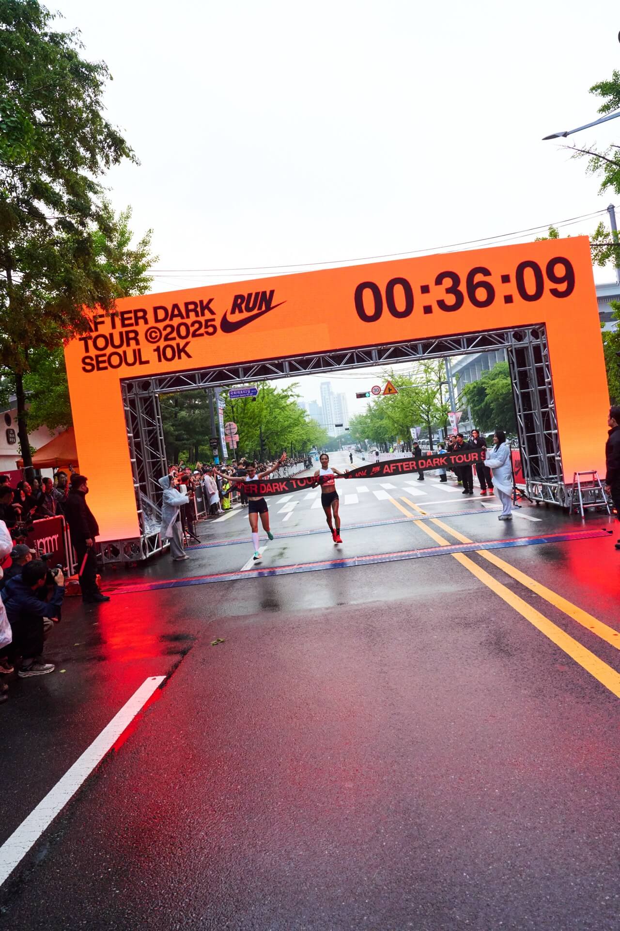 Nike After Dark Tour Seoul 10K · 피니시