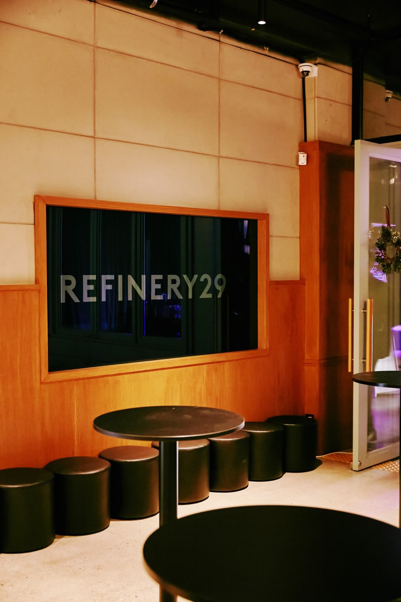 Refinery29 · 미러월 라운지