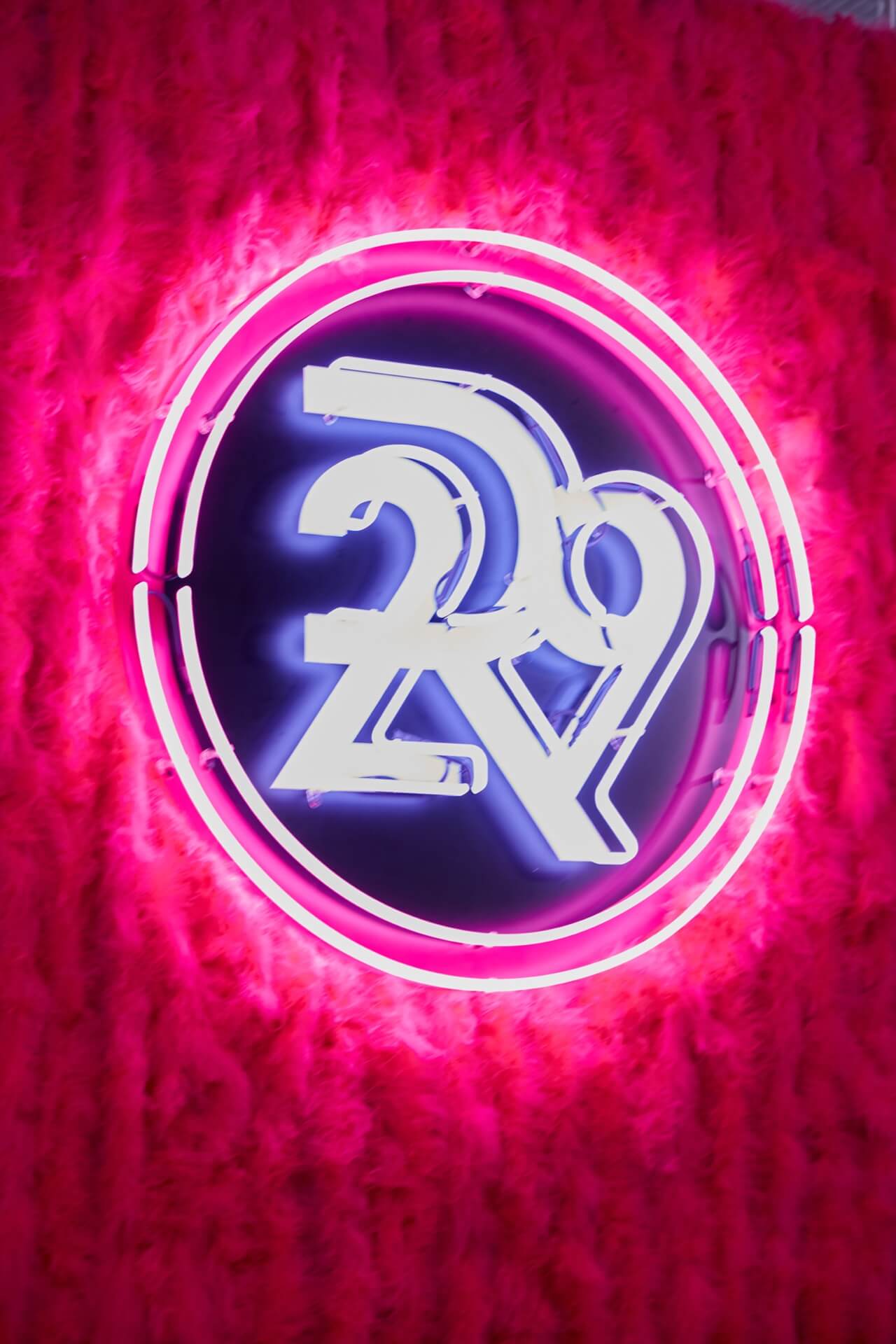Refinery29 · 핑크 네온 포토존
